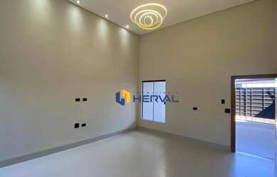 Imagem: A casa possui 3 Dormitórios, 2 Banheiros, 2 Vagas na garagem