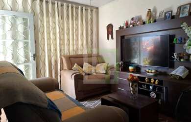 Imagem: A casa possui 2 Dormitórios, 2 Banheiros, 2 Vagas na garagem