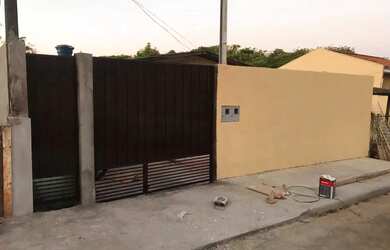 Imagem: A casa possui 2 Dormitórios, 1 Banheiro, 1 Vaga na garagem