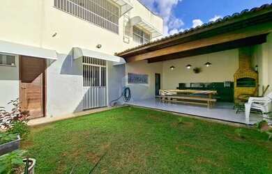 Imagem: A casa possui 3 Dormitórios, 4 Banheiros, 284m² de Área