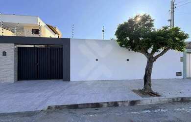 Imagem: A casa possui 3 Dormitórios, 2 Banheiros, 2 Vagas na garagem