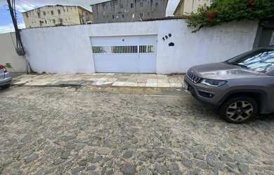 Imagem: A casa possui 4 Dormitórios, 5 Banheiros, 2 Vagas na garagem