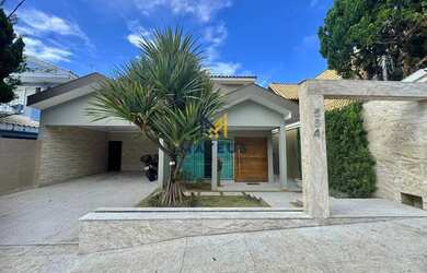 Imagem: A casa possui 4 Dormitórios, 5 Banheiros, 4 Vagas na garagem