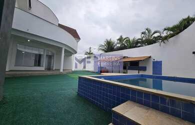 Imagem: A casa em condomínio possui 5 Dormitórios, 5 Banheiros e 450m²