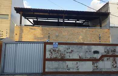 Imagem: A casa possui 5 Dormitórios, 4 Banheiros, 2 Vagas na garagem