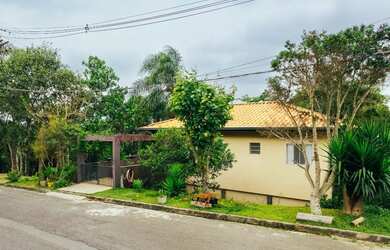 Imagem: A casa em condomínio possui 4 Dormitórios, 2 Banheiros, 2