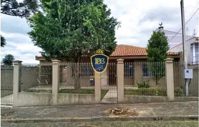 Imagem: A casa possui 3 Dormitórios, 3 Banheiros, 5 Vagas na garagem