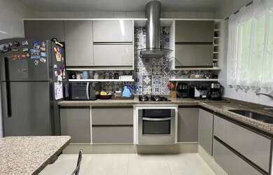 Imagem: A casa possui 3 Dormitórios, 2 Banheiros, 2 Vagas na garagem