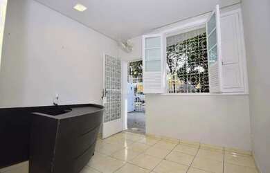 Imagem: O depósito possui 4 Vagas na garagem, 151m² de Área e está