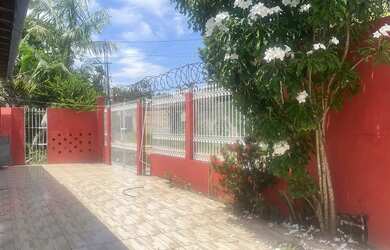 Imagem: A casa possui 4 Dormitórios, 4 Banheiros, 5 Vagas na garagem