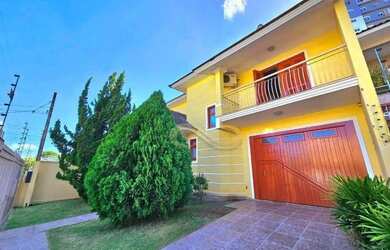 Imagem: A casa possui 4 Dormitórios, 3 Banheiros, 3 Vagas na garagem