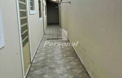 Imagem: A casa possui 2 Dormitórios, 2 Banheiros, 2 Vagas na garagem