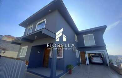 Imagem: A casa possui 3 Dormitórios, 2 Banheiros, 2 Vagas na garagem