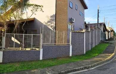 Imagem: A casa possui 4 Dormitórios, 3 Banheiros, 2 Vagas na garagem