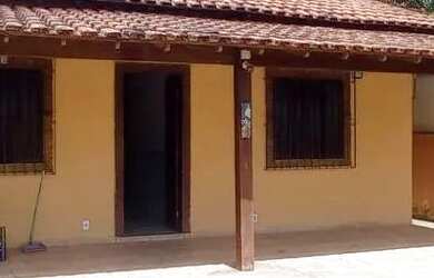 Imagem: A casa possui 2 Dormitórios, 2 Banheiros, 2 Vagas na garagem