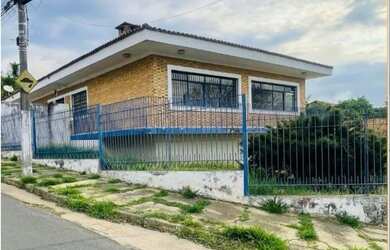 Imagem: A casa possui 3 Dormitórios, 2 Banheiros, 4 Vagas na garagem