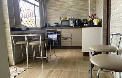 Imagem: A casa possui 5 Dormitórios, 3 Banheiros, 2 Vagas na garagem