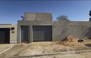 Imagem: A casa e possui 2 Dormitórios, 3 Banheiros, 5 Vagas na garagem