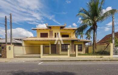 Imagem: A casa possui 5 Dormitórios, 4 Banheiros, 2 Vagas na garagem