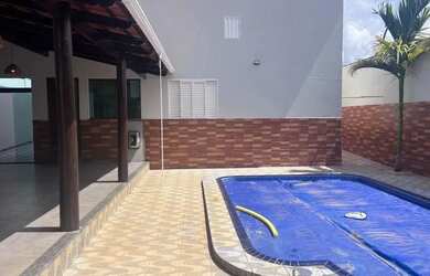 Imagem: A casa possui 3 Dormitórios, 3 Banheiros, 4 Vagas na garagem