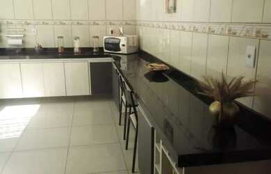 Imagem: A casa possui 3 Dormitórios, 3 Banheiros, 3 Vagas na garagem