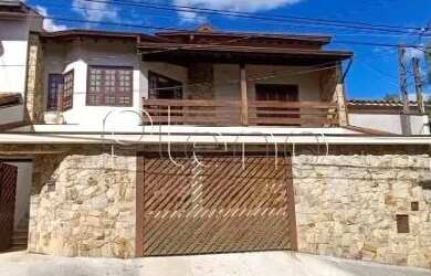 Imagem: A casa possui 4 Dormitórios, 3 Banheiros, 5 Vagas na garagem