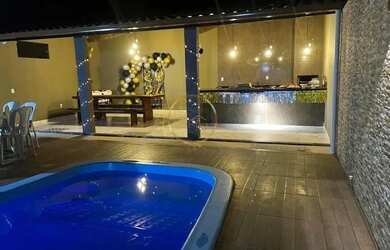 Imagem: A casa possui 4 Dormitórios, 2 Banheiros, 3 Vagas na garagem