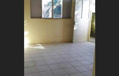 Imagem: A casa possui 3 Dormitórios, 1 Banheiro e está localizado