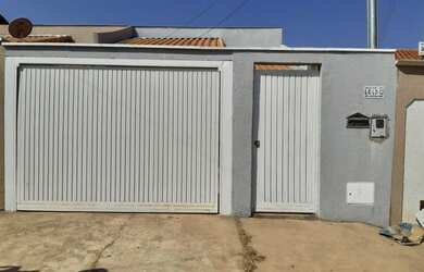 Imagem: A casa possui 2 Dormitórios, 1 Banheiro, 1 Vaga na garagem