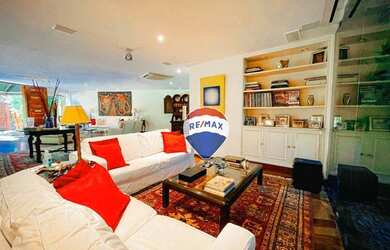 Imagem: A casa em condomínio possui 5 Dormitórios, 5 Banheiros, 5