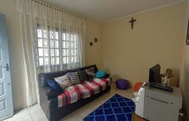 Imagem: A casa possui 2 Dormitórios, 1 Banheiro, 2 Vagas na garagem