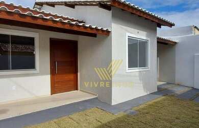 Imagem: A casa em condomínio possui 3 Dormitórios, 1 Banheiro, 2 Vagas