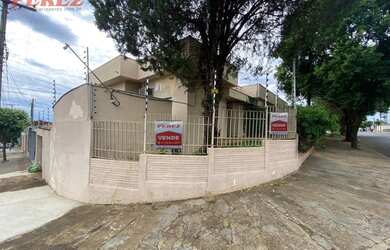 Imagem: A casa possui 4 Dormitórios, 2 Banheiros, 5 Vagas na garagem