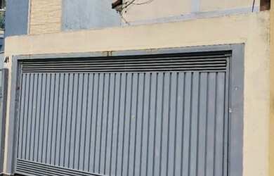 Imagem: A casa possui 2 Dormitórios, 2 Banheiros, 2 Vagas na garagem