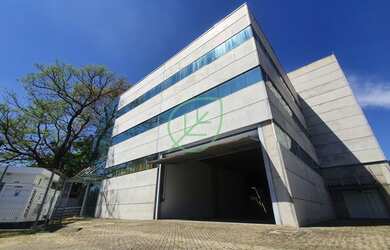 Imagem: O depósito possui 5 Vagas na garagem, 4.240m² de Área e