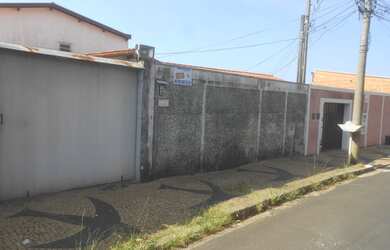 Imagem: A casa possui 4 Dormitórios, 3 Banheiros, 5 Vagas na garagem