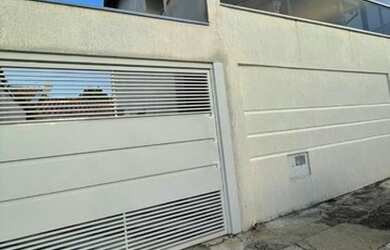 Imagem: A casa possui 3 Dormitórios, 2 Banheiros, 3 Vagas na garagem