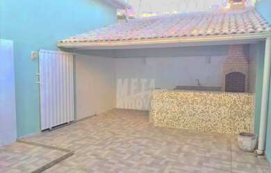 Imagem: A casa possui 3 Dormitórios, 1 Banheiro, 2 Vagas na garagem