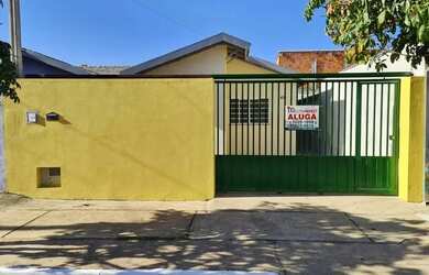 Imagem: A casa possui 2 Dormitórios, 1 Banheiro, 2 Vagas na garagem