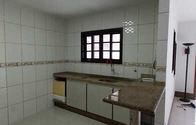 Imagem: A casa possui 3 Dormitórios, 2 Banheiros, 1 Vaga na garagem