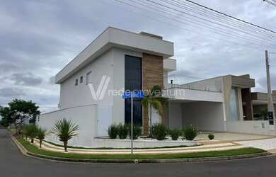 Imagem: A casa em condomínio possui 4 Dormitórios, 5 Banheiros, 4