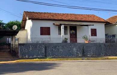 Imagem: A casa possui 3 Dormitórios, 1 Banheiro e 250m² de Área e