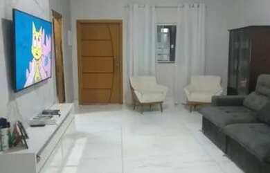 Imagem: A casa possui 3 Dormitórios, 2 Banheiros, 2 Vagas na garagem