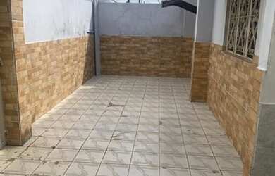 Imagem: A casa possui 3 Dormitórios, 1 Banheiro, 2 Vagas na garagem