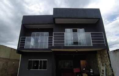 Imagem: A casa possui 4 Dormitórios, 3 Banheiros, 5 Vagas na garagem