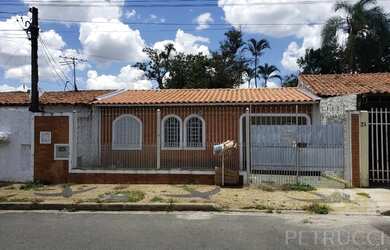 Imagem: A casa possui 2 Dormitórios, 1 Banheiro, 3 Vagas na garagem