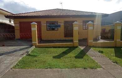 Imagem: A casa possui 4 Dormitórios, 2 Banheiros, 1 Vaga na garagem