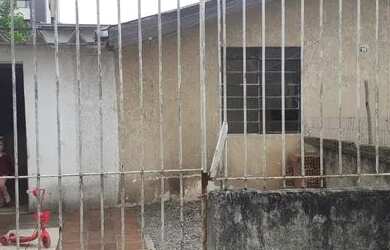 Imagem: A casa possui 3 Dormitórios, 1 Banheiro, 1 Vaga na garagem