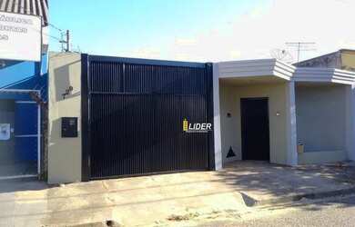 Imagem: A casa possui 3 Dormitórios, 1 Banheiro, 3 Vagas na garagem