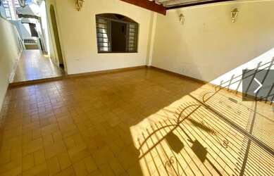 Imagem: A casa possui 3 Dormitórios, 2 Banheiros, 2 Vagas na garagem